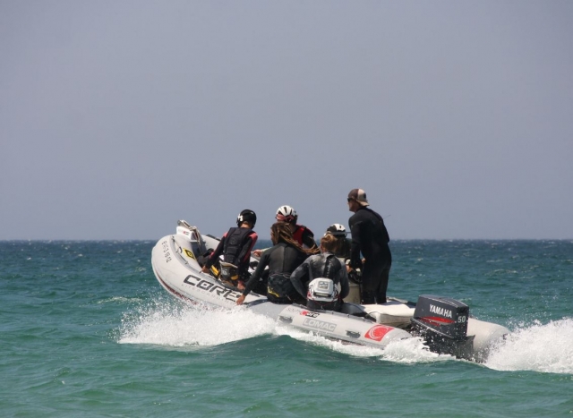  与风筝学生一起在船上 